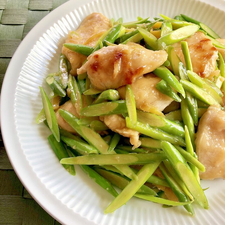 鶏むね肉とにんにくの芽のしょうゆ炒め